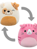 Squishmallows 2-in-1 Geraldine de Schotse Kat/Brock de bulldog, 13 cm