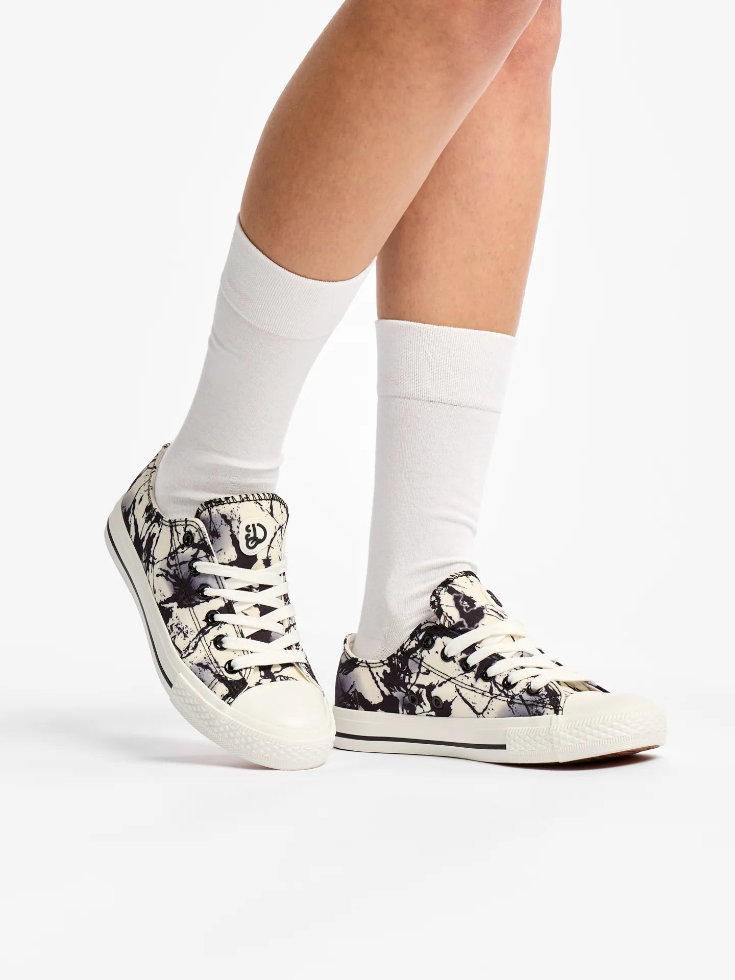 canvas-shoes-black-white-stains-19/199d1876f86eee5bcca33923c6adef5f3d3d377e