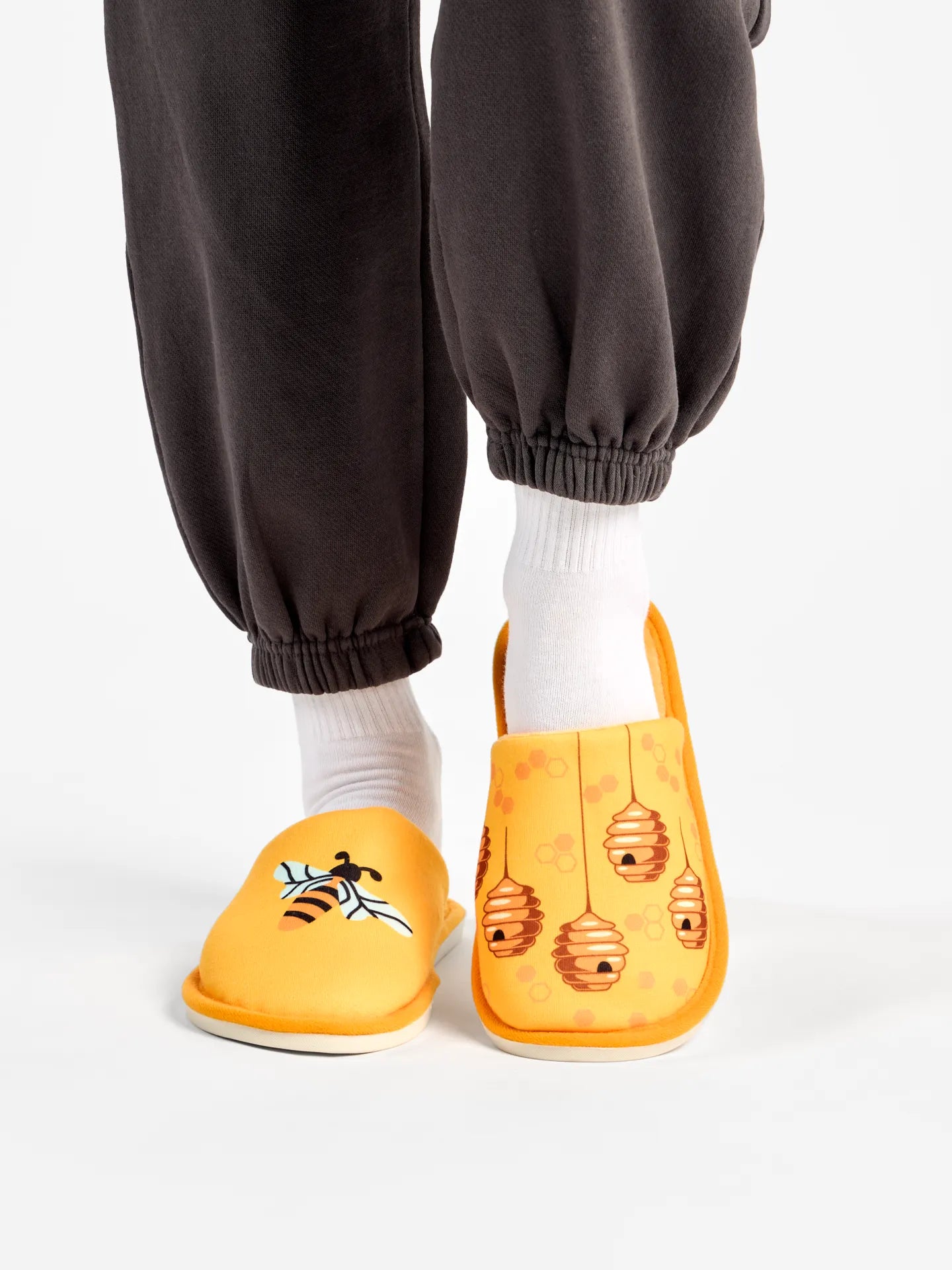 slippers-busy-bees-1c/1cc9ea39bdb974c2fce670631e69336fd344d64d