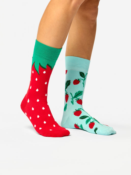 bamboo-regular-socks-little-strawberries-d7/d72d2a1cf96540be5816fbc6ea605691cd638a0b